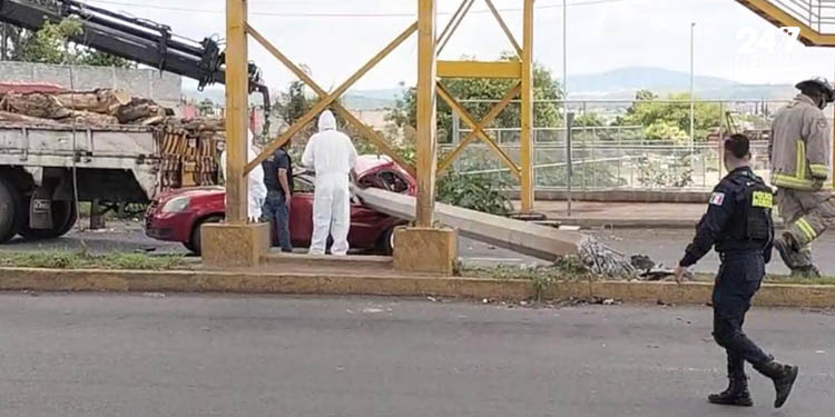 Una Persona Muere Al Ser Aplastada En Su Coche Por Un Poste De Concreto ...